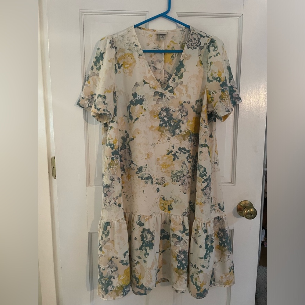 Floral V-neck Short-Sleeve Flowy Dress